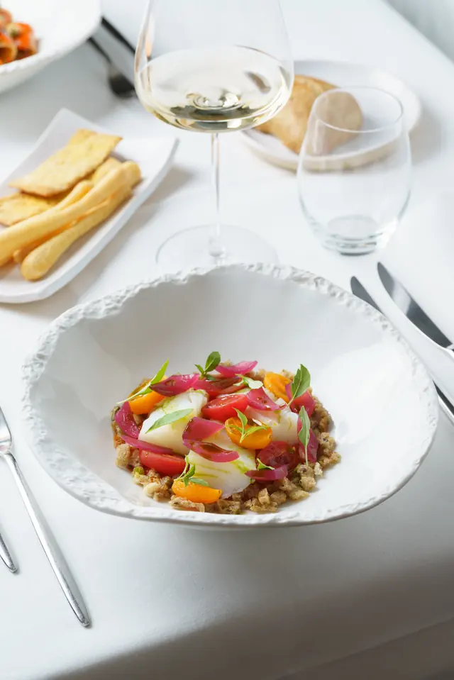 Crudo di pesce e calice di bianco, in sala da Boschet